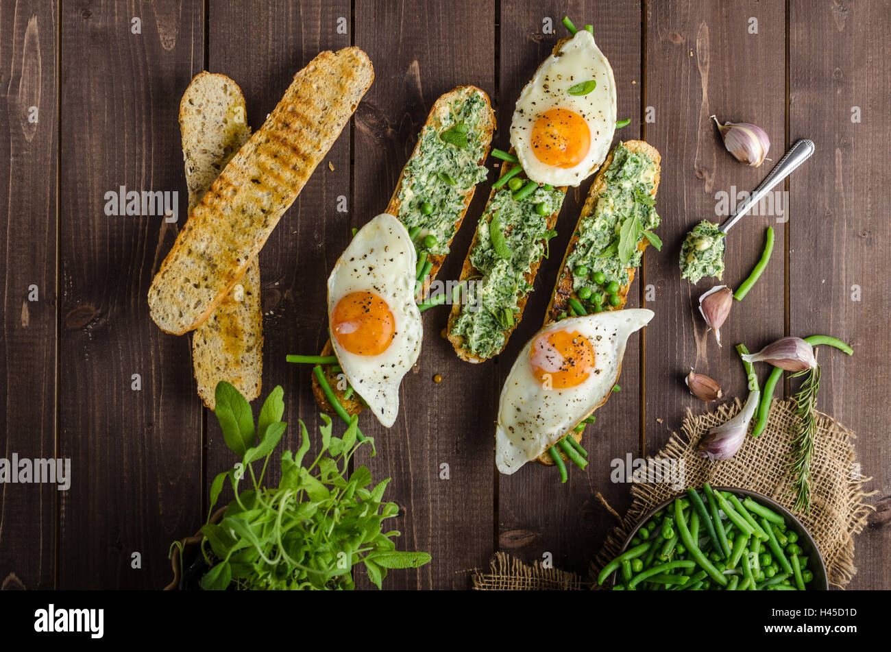 Gesunden rustikales Baguette mit Kräuterbutter und Gemüse ...