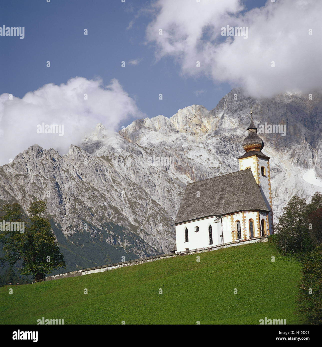 Österreich, Salzburger Land, servieren, Dorf, Kirche, Hintergrund, Mountain  High-Level König Salzburg Kalk, Alpen, Alpen, Berge, Wiese, Kirche, Kirche,  Heilige Bau, Architektur, glauben, Religion, Christentum, draußen,  menschenleer, Himmel, Wolken ...