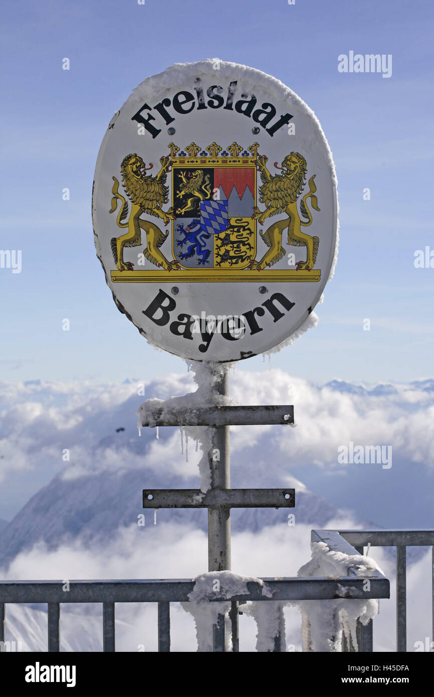 Deutschland, Bayern, Garmisch-Partenkirchen, Wettersteingebirge, Zugspitze, Zeichen, "Freistaat Bayern", verschneite, Süd Deutschland, Oberbayern, Werdenfelser, Alpen, Winter, Schnee, Zeichen, stolz, in Bayern, Wappen, Wappen Land, Informationen, Stockfoto