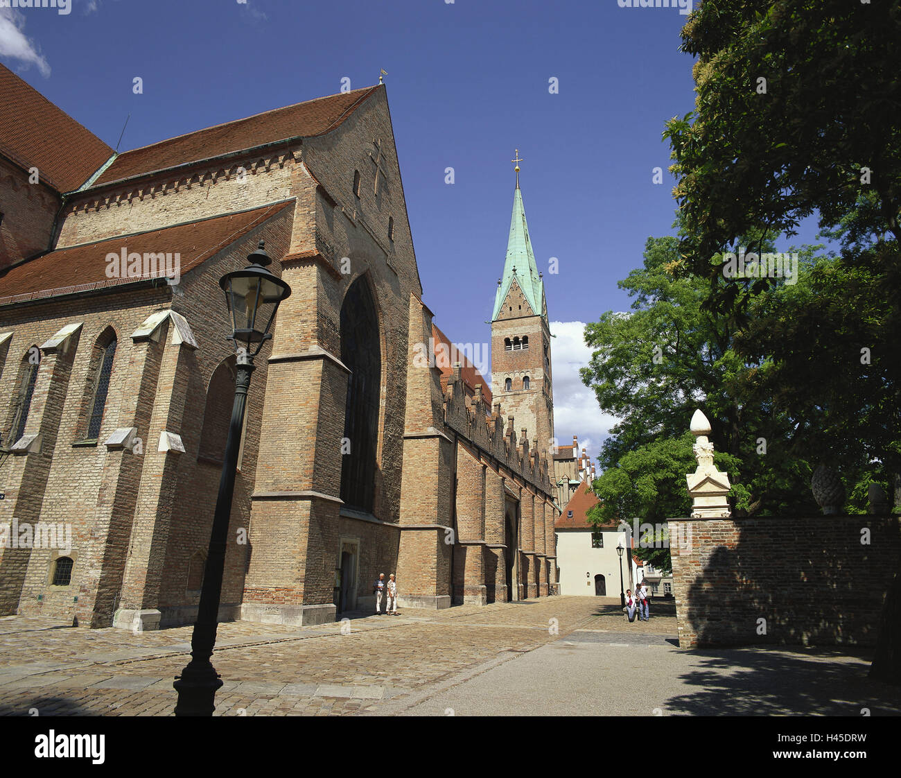 Deutschland, Bayern, Augsburg, Augsburger Dom, Vorschau, schwäbische, Ort von Interesse, Architektur, Kathedrale, Religion, glauben, Christentum, architektonischen Stil, neue Gothic, Himmel, Wolken, Menschen, draußen, Laterne, Weg, gepflastert, Pflastersteinen, Turm, Turm, Kirche, Heilige Bau Stockfoto