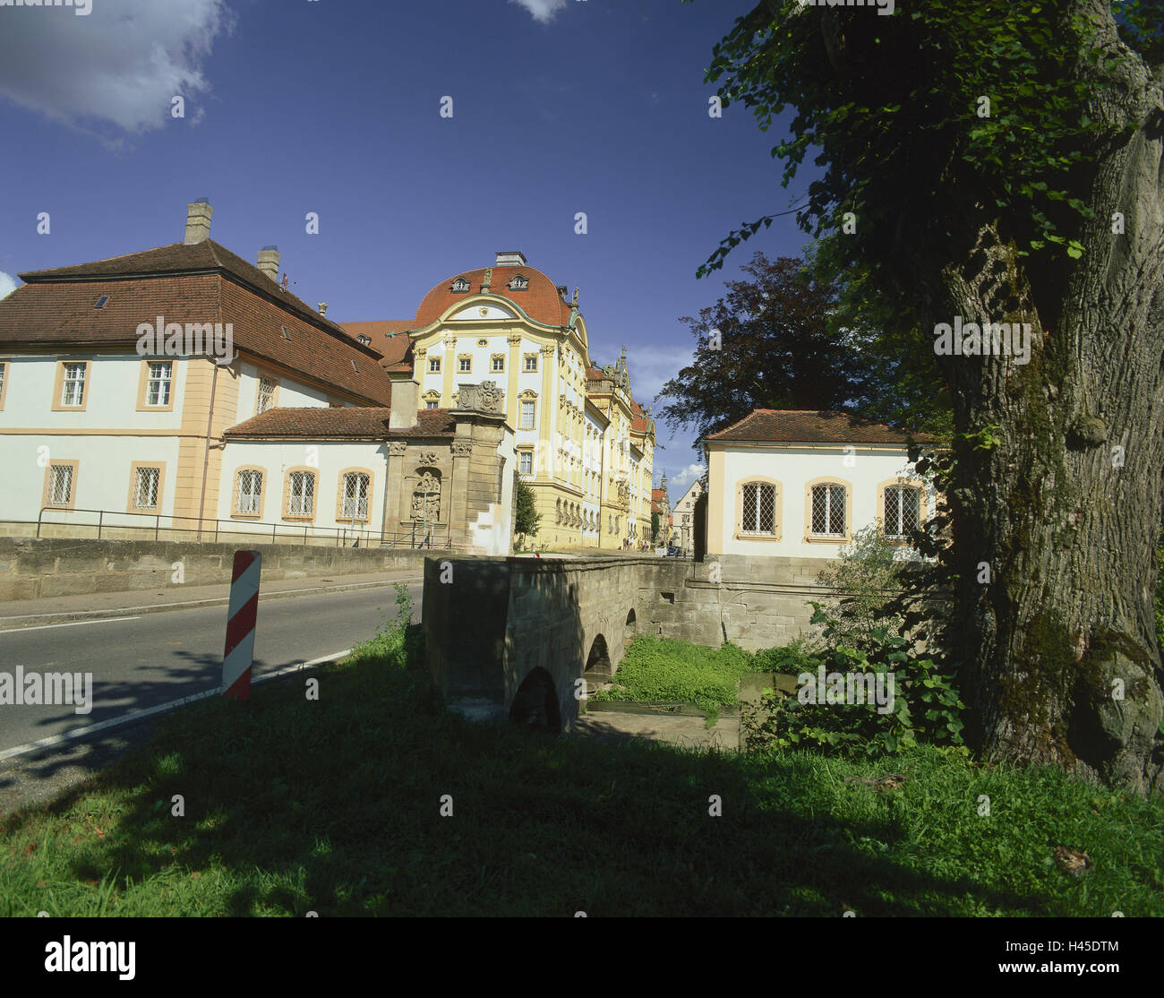 Deutschland, Bayern, Ellingen, Deutschordens-Schloss, Preview, Architekturstil, Barock, Brücke, Baum, Museum, Residenz Schloss, Architektur, Sehenswürdigkeiten, Gebäude, menschenleer, draußen, Stockfoto