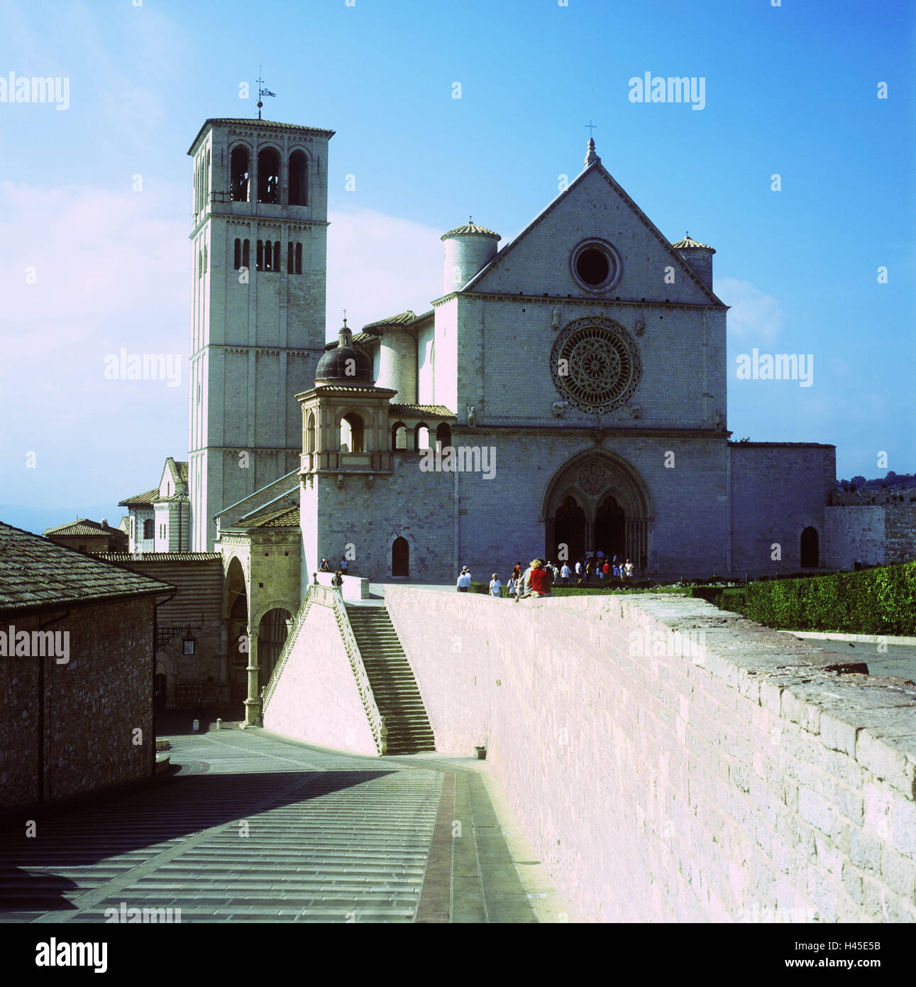 Italien, Umbrien, Assisi, Basilika San Francesco, Oberkirche "Basilika Superiore", Besucher, Altstadt, Kirche, Kirche, Franziskusbasilika, sakrale Bau, Struktur, historisch, Mutter Kirche Franziskaner Auftrag, Grab Kirche, UNESCO-Weltkulturerbe, Wahrzeichen, Sehenswürdigkeit, Sommer, draußen, Menschen, Kirchturm, Fassade, Gebäude, Architektur, Stockfoto