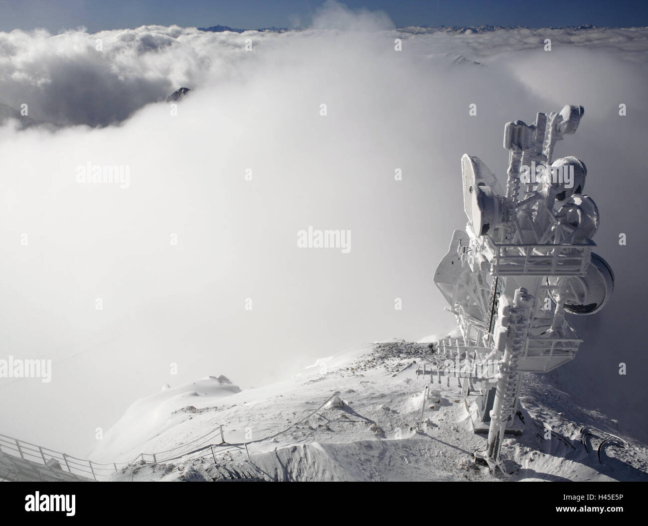 Deutschland, Bayern, Garmisch-Partenkirchen, Wettersteingebirge, Zugspitze, Mast, tief verschneiten Oberbayern, Werdenfelser, Berge, Alpen, Zugspitze Plateau, Zugspitze Niederdeutsch, Bahnhof, Winter, Schnee, Antenne, Masten, Sendemast, Ansicht, Wolken, Meer Wolken-Gipfel Stockfoto