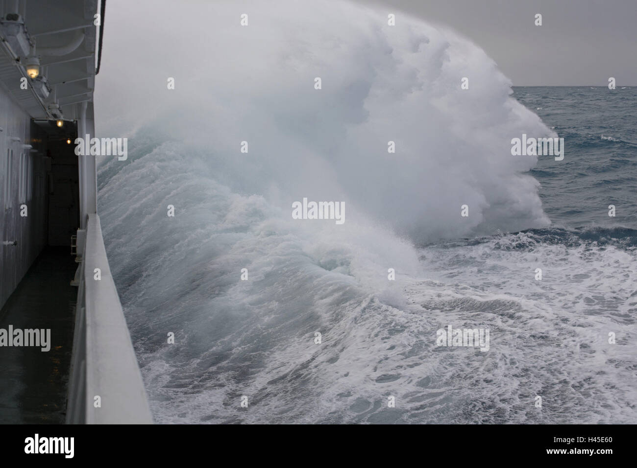 Arktischer Ozean, Bartensee, Schiff "Polarstern", Detail, Wellen, Angriff, nur redaktionell, Mau Reportage, Expedition, Expedition, Alfred-Wegener-Institut, Polarforschung, Exploration das Meer, den arktischen Ozean, der Arktis, Klimawandel, Klima, Klimaerwärmung, Natur, Feldforschung, draußen, menschenleer, Eisbrecher, Eisbrecher, ungestümer, Forschung Wasser, Meer, durch Verwendung Namen Namensgebung Alfred-Wegener-Institut, Stockfoto
