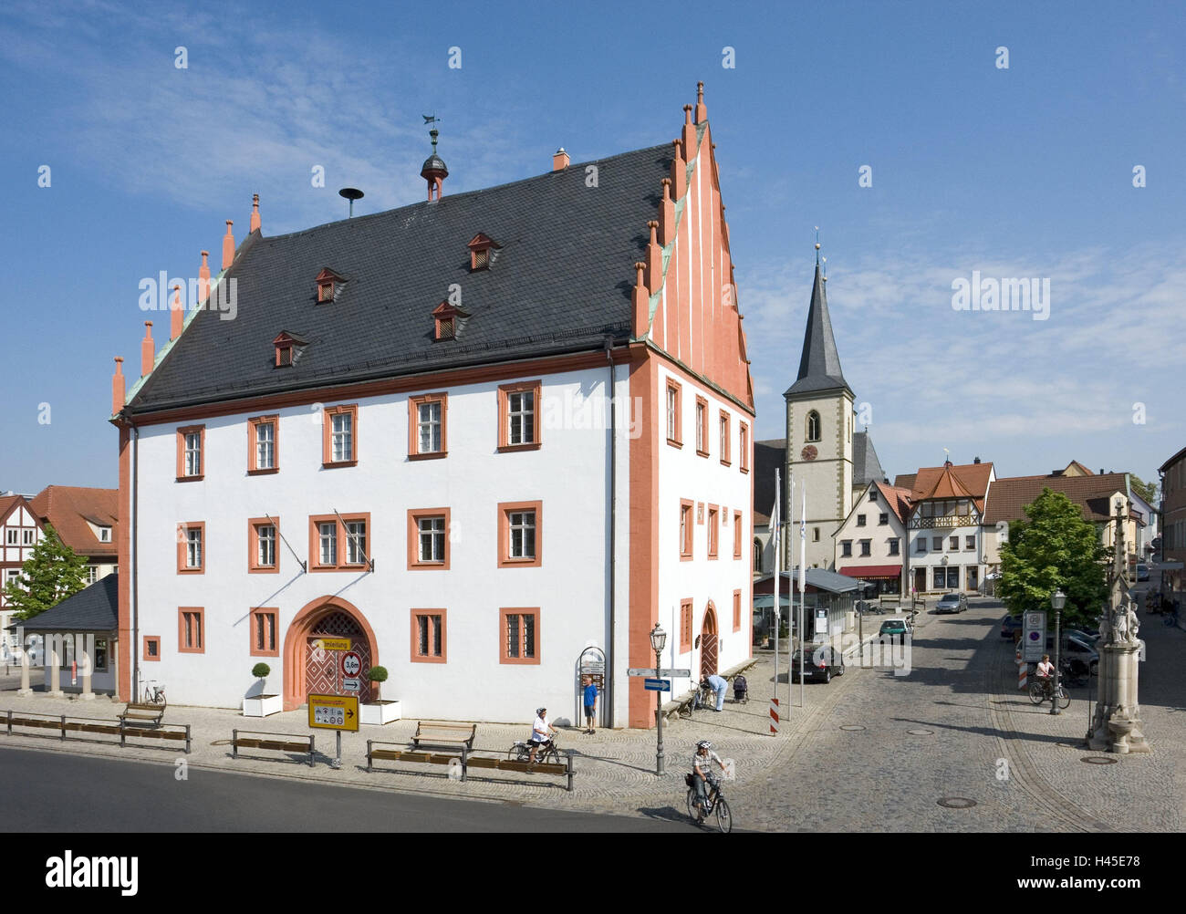 Deutschland, Bayern, Hass Ford, altes Rathaus, Kirche, Marktplatz, St. Kilian, Unterfranken, spätgotische, späte Gotik, Baustil, Steinstruktur, Zivilstandsamt, Standesamt, Person, außerhalb Hallenkirche, Fassade, Straße, Denkmal, Sehenswürdigkeit, Architektur, Stockfoto