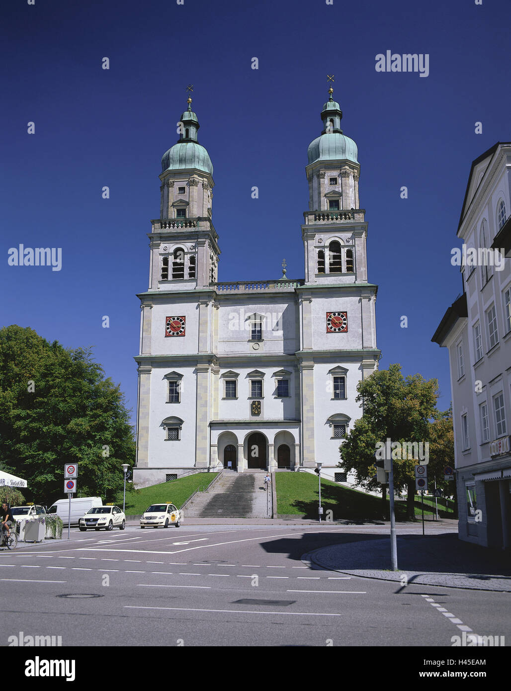 Deutschland, Bayern, Kempten, Pfarrkirche St. Lorenz, Portal, Schwaben, Allgäu, Basilika, Kirche, Religion, glauben, Christentum, Struktur, Architektur, Türme, Türme, Baustil, Barock, Sehenswürdigkeit, Lorenz, Person, draußen, Kirche, Heilige Bau, Taxis, Stockfoto