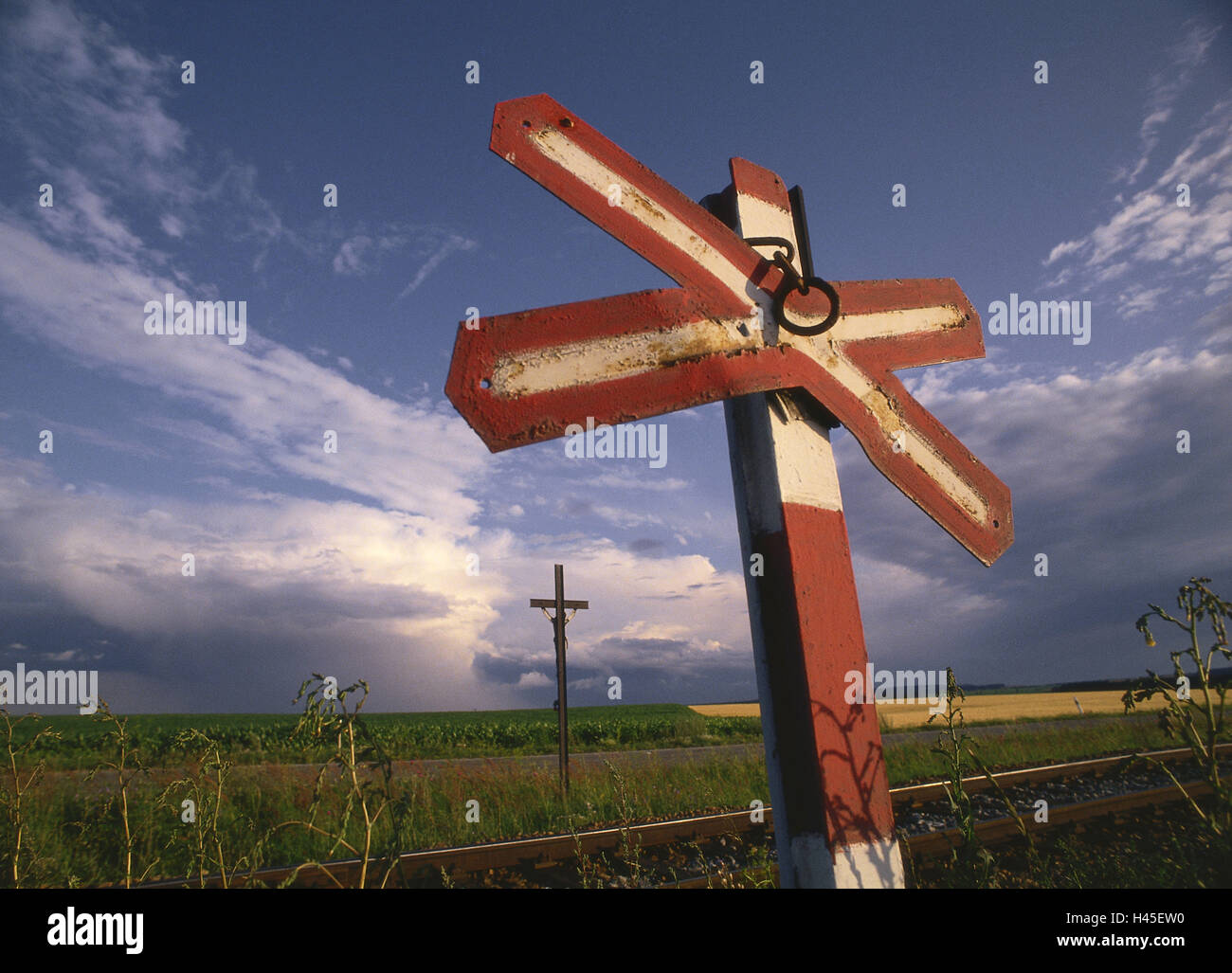 Tschechien, Znaim, Ebene Straße überqueren Schilder, Moravia, Kreuz, rot, weiß, Schienen, Landschaft, Himmel, Wolken, Warnung Kreuz, Verkehr, Stockfoto