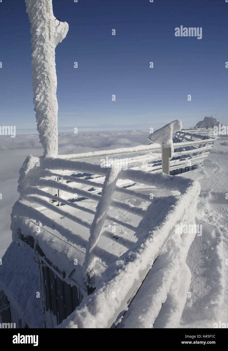 Deutschland, Bayern, Garmisch-Partenkirchen, Wettersteingebirge, Zugspitze, top-terminal, verschneit, Upper Bavaria, Werdenfels, Berge, Alpen, Zugspitze Plateau, Zugspitze Niederdeutsch, Gipfel, Bahnhof, Winter, Schnee, Masten, Ansicht, Wolken, Meer Wolken, Teleskop, Geländer, Stockfoto