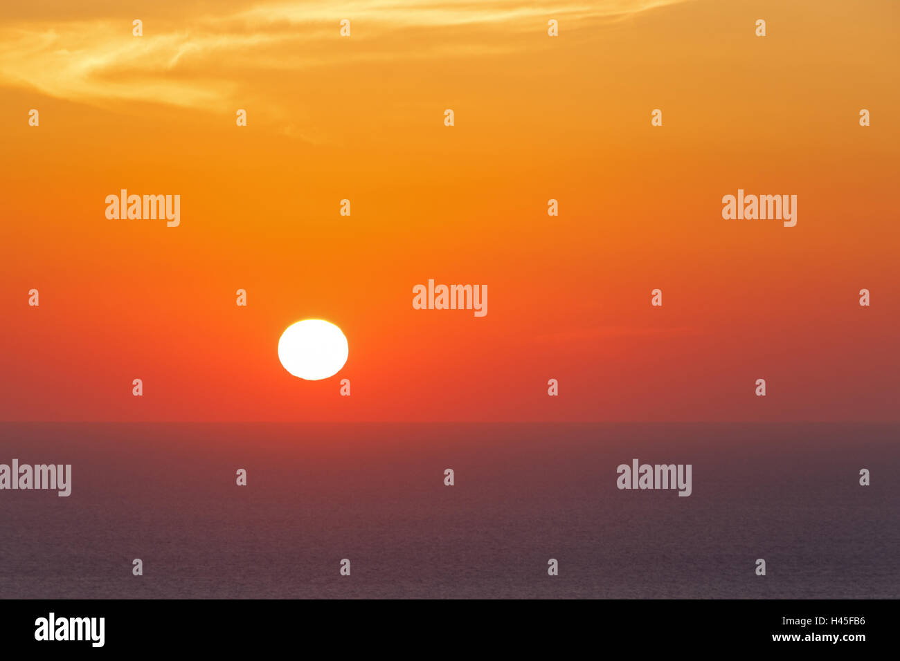 Sonnenuntergang am Ägäischen Meer im Santorini Stockfoto