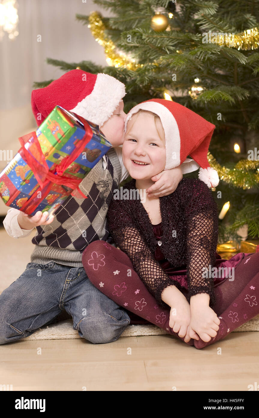 Mädchen, junge, Santas Hüte, präsent, Kuss, Stockfoto