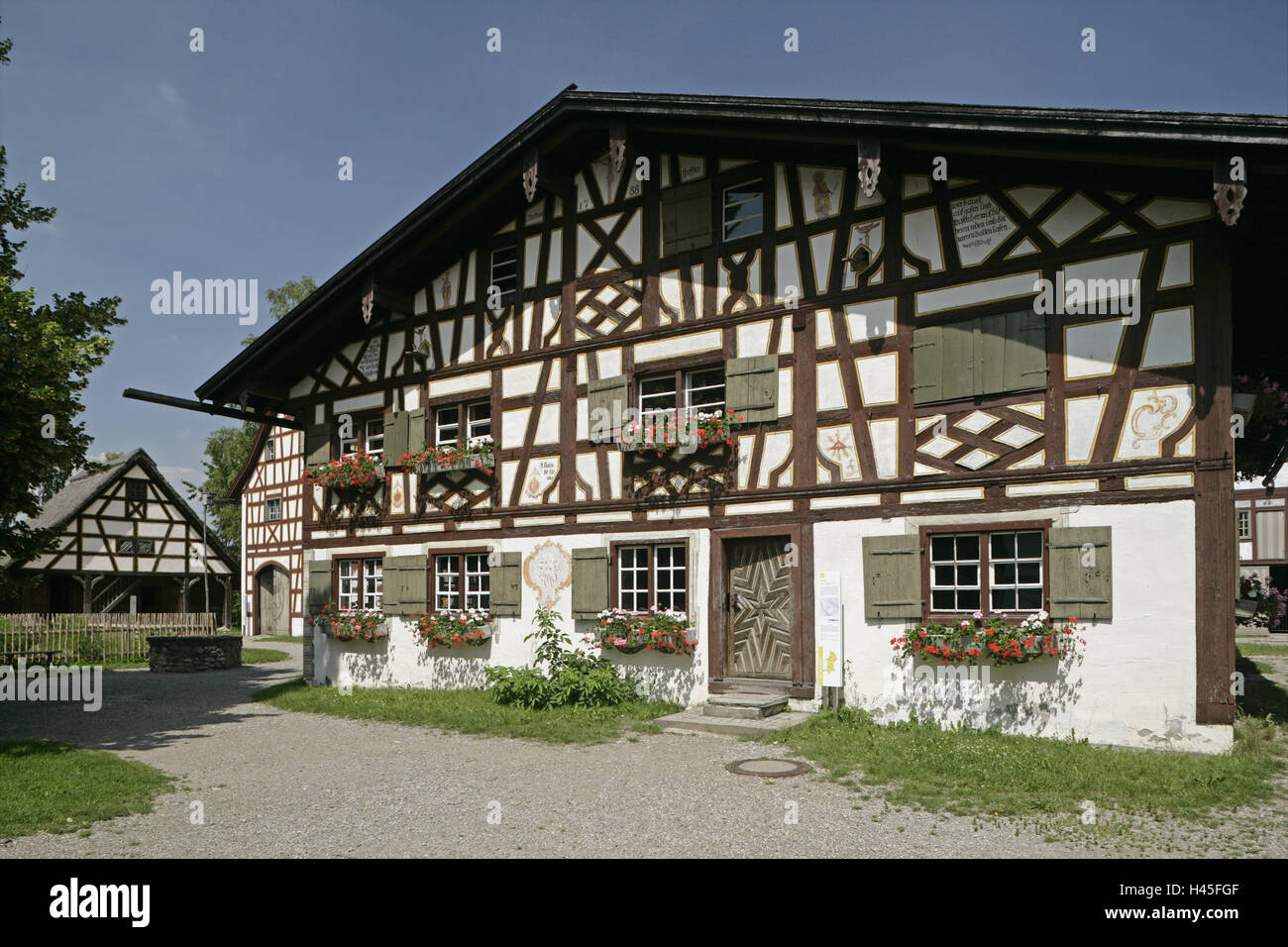 Deutschland, Bayern, Illerbeuren, schwäbischen Bauernhofmuseum, Bauernhaus, Fachwerk, Fachwerk-Haus, Architektur, bauen, Haus, menschenleer, außerhalb, Balkonkästen, Kies Weg, Himmel, wolkenlos, blau, Swabia, Allgäu, Stockfoto