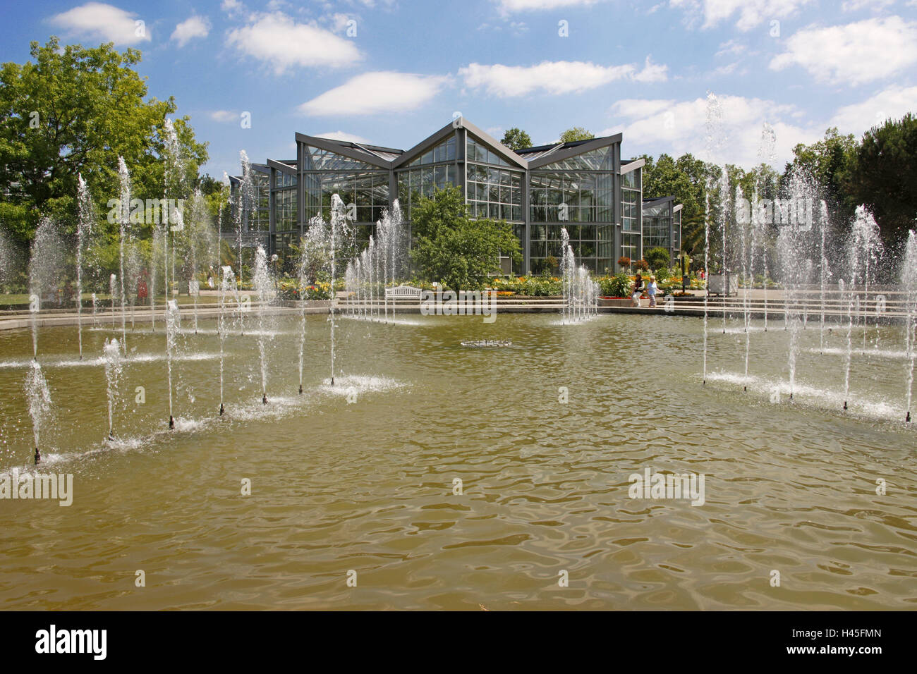 Deutschland, Hessen, Frankfurt am Main, Wasserfontänen, Gewächshäuser