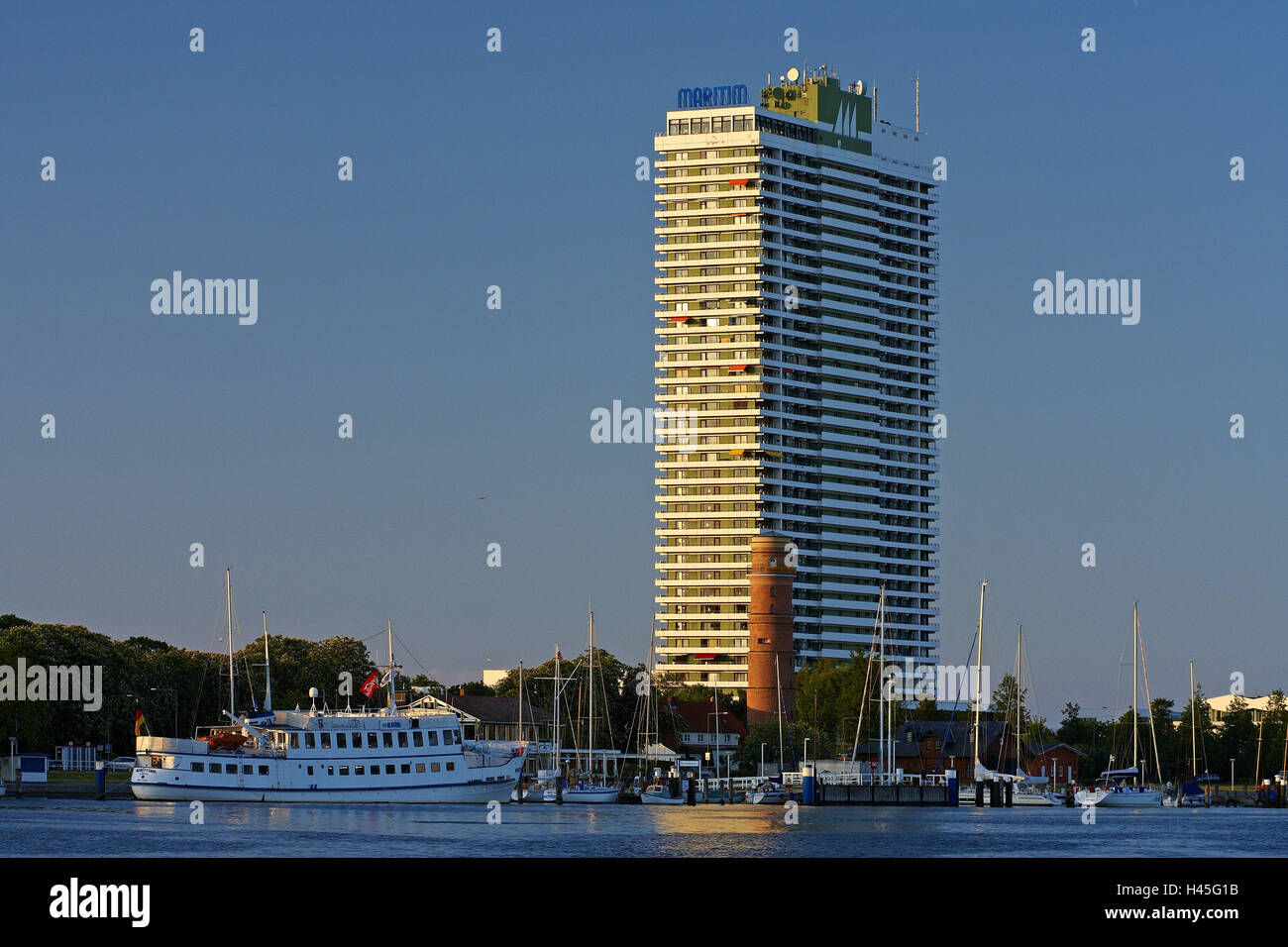 Deutschland, Schleswig - Holstein, Travemünde, Maritim Hotel, Hafeneinfahrt, Stockfoto