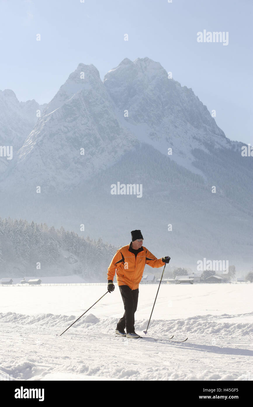 Senior, Langlauf, Wintersport, Berglandschaft, Zugspitze, Garmisch-Partenkirchen, Bayern, Deutschland, Menschen, sport, sportlich, aktiv, Fit, Fitness, Langlaufen, Skilangläufer, Langlaufloipe, Landschaft, Berge, Zugspitze-Massivs, Waxenstein, winter Sport Ort, Ski-Ort, Winter, Neuschnee, Bewegung, Aktivität, motiviert, aktiv, Herz-Kreislauf, Gesundheit, gesunde, ältere Bürger, alte Person, Werdenfels, Oberbayern, Stockfoto