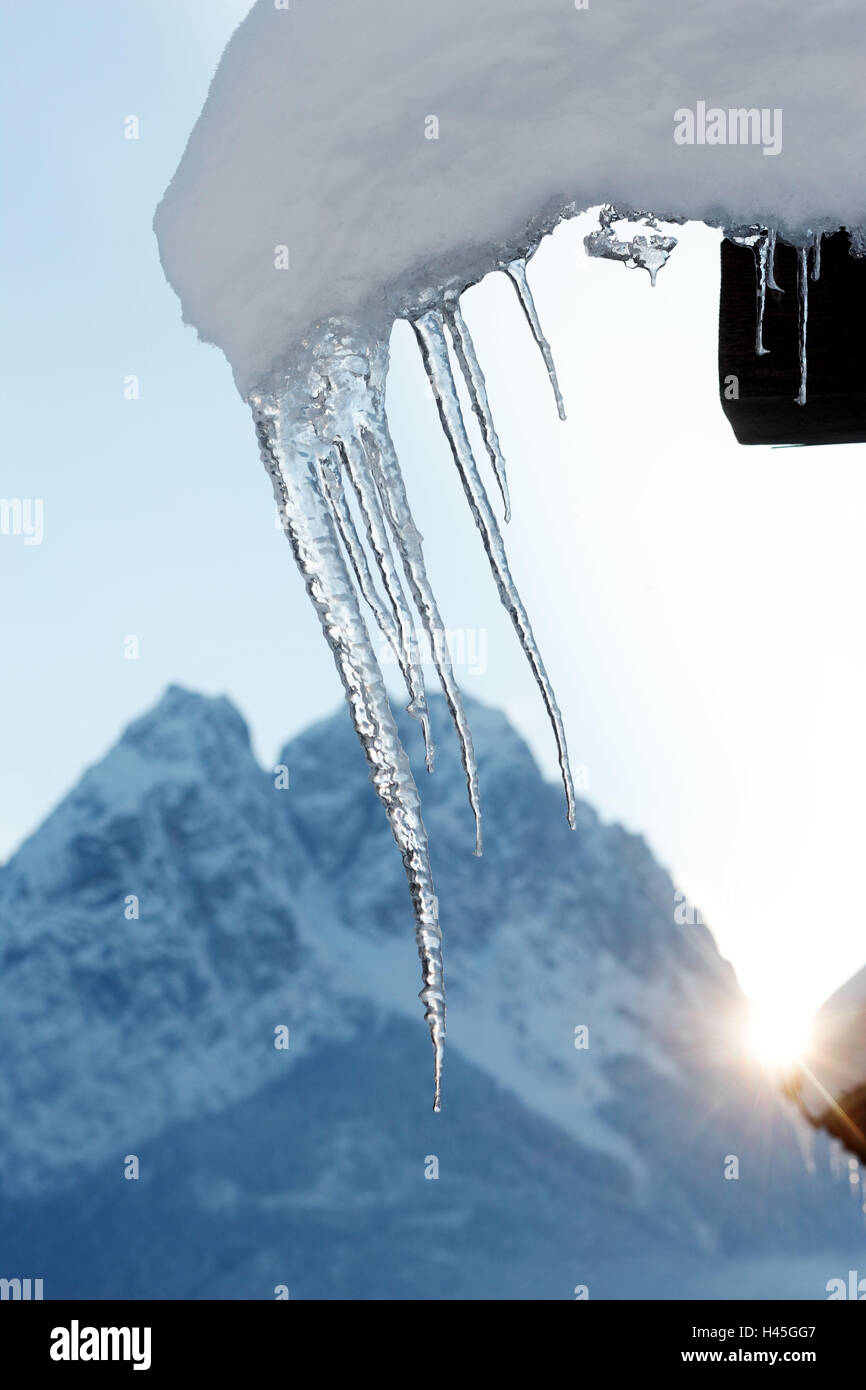 Dächer, Schnee, Eiszapfen, Berge, Jahreszeiten, Natur, Winter, Hütte, Detail, Schnee, Eis, fror, Wintertag, Glitzer, Kälte, Frost, eisig, frostig, kalt, Klima, Temperaturen, Punkte, spitz, Stecker, transparent, klar, unberührt, mittlere close-up, Bergspitze, die Sonne, Gegenlicht, Deutschland, Alpen, Berg, Gipfel, Bayern, Oberbayern, Werdenfelser, Garmisch-Partenkirchen, Waxenstein, Zugspitze, Snowy, Stockfoto