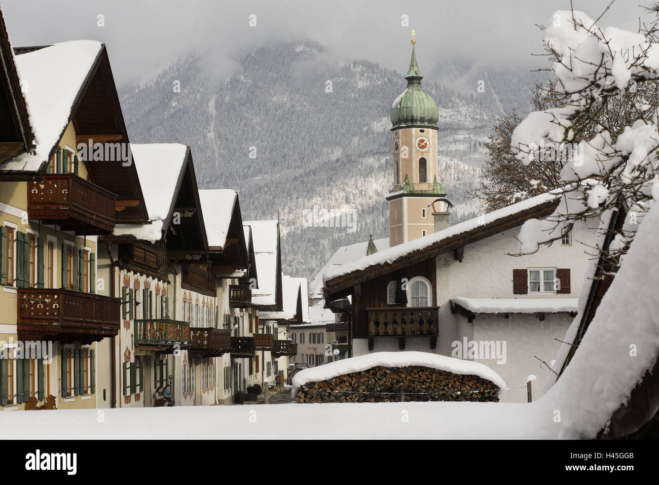 Deutschland, Bayern, Garmisch-Partenkirchen, Blick auf die Stadt, Terrasse, Kirchturm, Winter, Oberbayern, Werdenfelser, platzieren, Garmisch, Bezirk, Kirche, Pfarrei Kirche, Häuser, Fassaden, alt, historisch, Hausfassaden, Jahreszeiten, Urlaub, Resort, Resort, Berg, Taumelns, Wolken, Cloudies, Schnee, lokale Ansicht Stockfoto