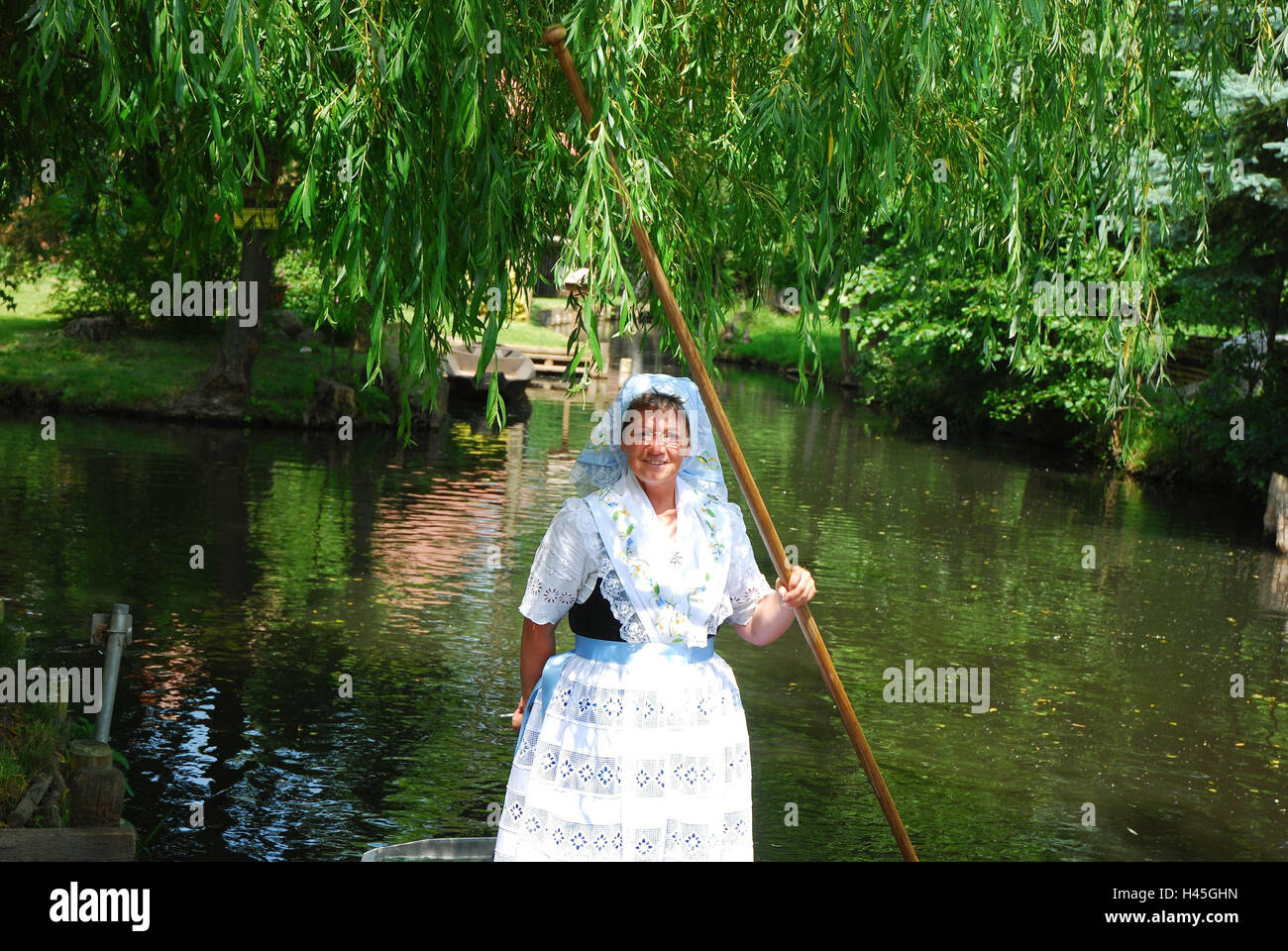 Deutschland, Brandenburg, Lusatia, Lübbenau, Lehde, Spreewald, Fluss, Frau,  Costume national, Lächeln, keine Model-Release, niedrige Sitzhöhe lauwarm,  Ziel, Bezirk, Tourismus, touristische Attraktion, Bootssteg, Person  ausserhalb Kahns Führer, Kleidung ...