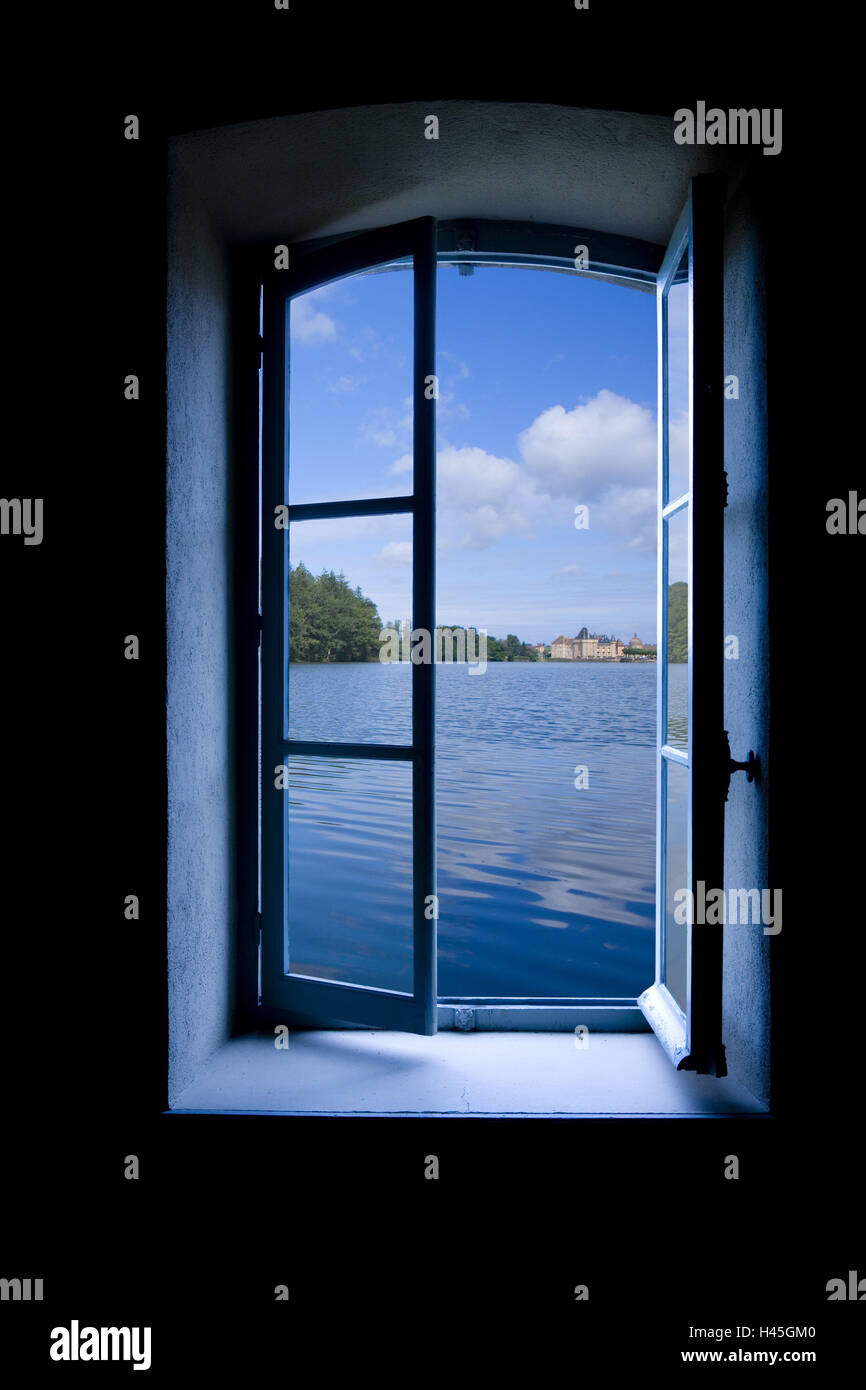 Frankreich, Bourgogne, Saone-et-Loire, Charolles, La Clayette, Corbigny, Chateau de Dree, Fenster, Blick, See, Stockfoto