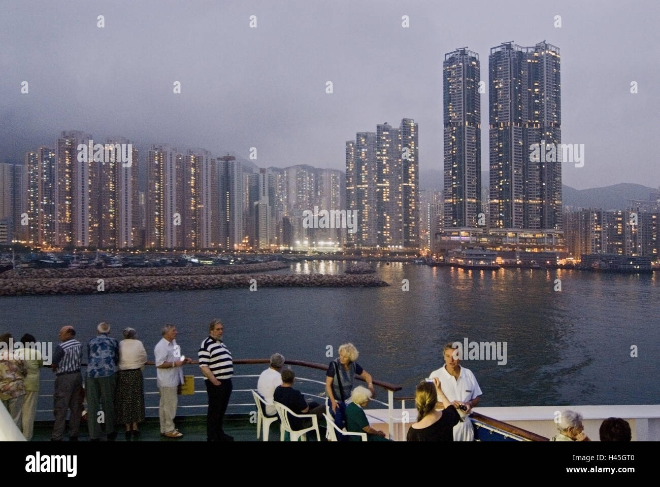 China, Hong Kong, Blick auf die Stadt, Wohnhäuser, Schiff, Tourist, Beleuchtung, Abend, kein Model-Release, Stockfoto