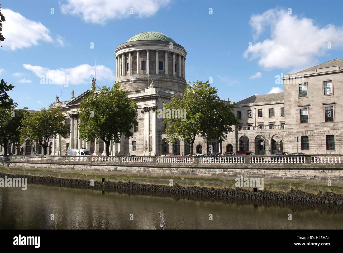 Irland, Dublin, Fluss Liffey, Four Courts, Stockfoto