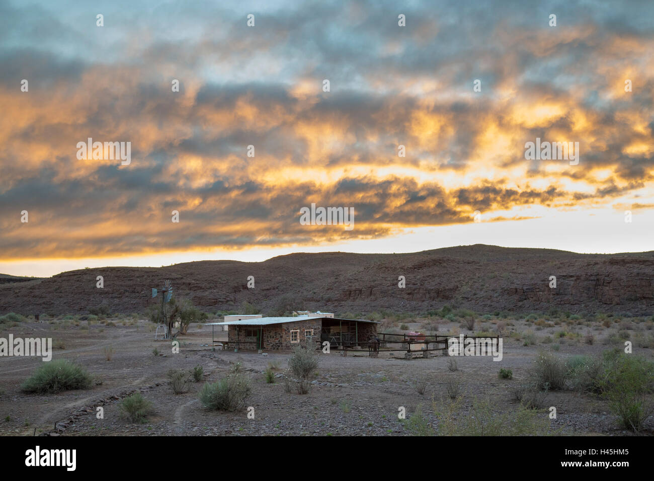 Bauernhof Schuppen und Fahrerlager auf einem trockenen Bauernhof in der Karas-Region des südlichen Namibia Stockfoto