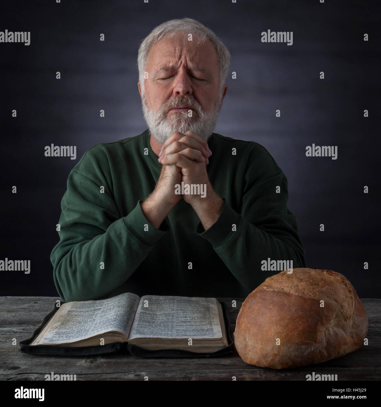 Dankbarkeit und Danksagung Gebet für das Brot des Lebens und das tägliche Brot. Mat. 4.4 Es steht geschrieben: Der Mensch lebt nicht vom Brot Stockfoto Dankbarkeit und Danksagung Gebet für das Brot des Lebens und das tägliche Brot. Mat. 4.4 Es steht geschrieben: Der Mensch lebt nicht vom Brot Stockfoto
