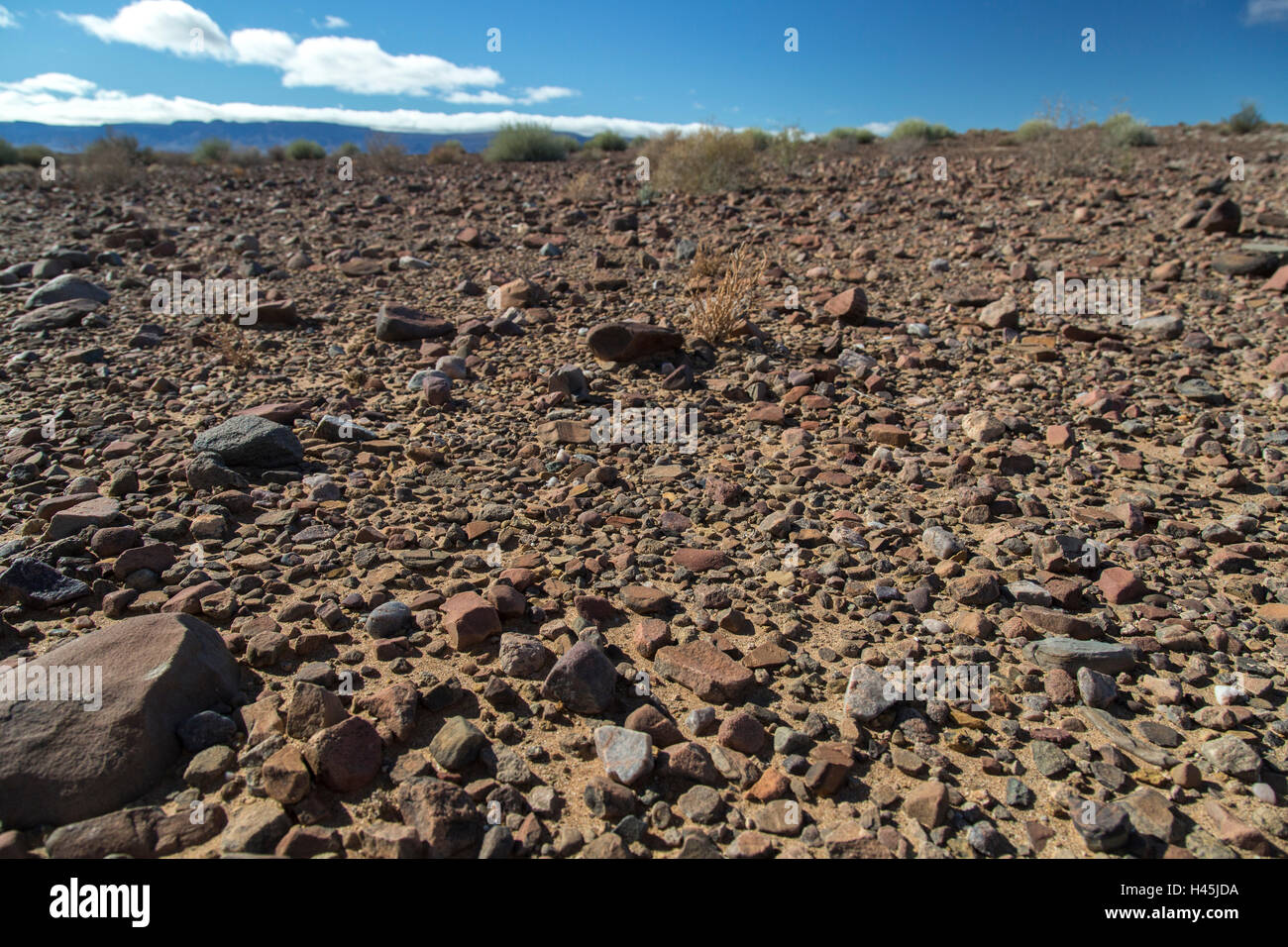Einem felsigen und steinigen Hügel im Süden Namibias - ein Zeichen der Winderosion wo Bodenpartikel weggetragen worden haben verlassen eine ro Stockfoto