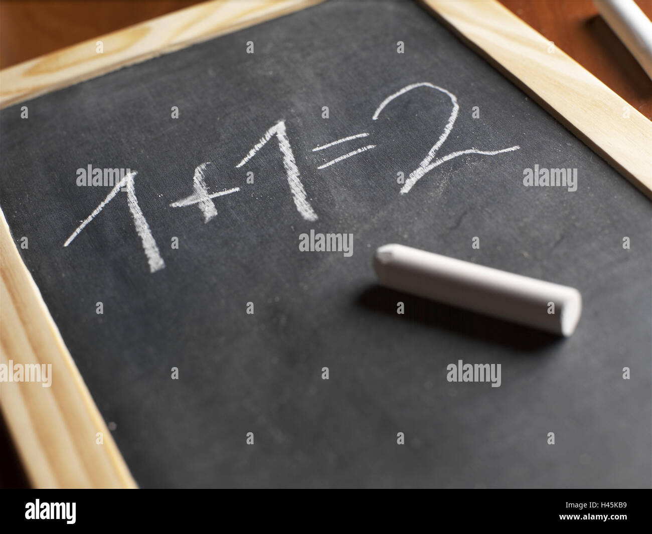 Holztisch, Tafel, Kreide, Tisch, Holz, Brett, Tafel, Tafel Kreide, Stück, weiß, Schule suply, mathematische Problem, Berechnung, zahlen, plus, plus Arithmetik, Ergebnis der Berechnung, lernen Stockfoto