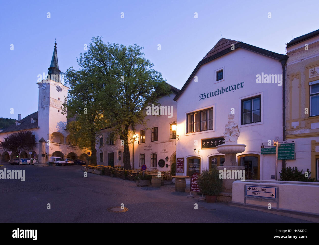 Österreich, Niederösterreich, Gumpoldskirchen, Rathaus, Terrasse, Dämmerung, Stockfoto