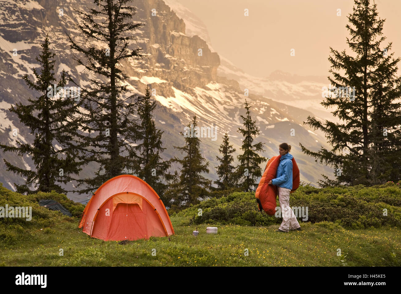 Schweiz, Kanton Wallis, Berner Oberland, Große Scheidegg, Frau, Zelt,  camping, Schlafsack Stockfotografie - Alamy