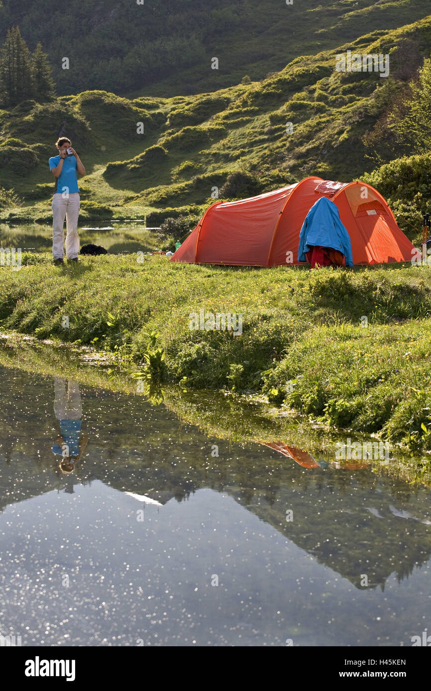 Schweiz, Kanton Wallis, Berner Oberland, grosse Scheidegg, Frau, stehen,  Zelt, camping Stockfotografie - Alamy