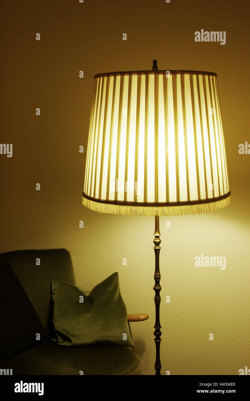 Wohnzimmer, Sofa, Lampe, altmodisch, Zimmer, Stehlampe, Lampenschirm,  Licht, Beleuchtung, Sofakissen, Kissen, Material, grün, Armlehne,  Holzarbeiten, menschenleer Stockfotografie - Alamy