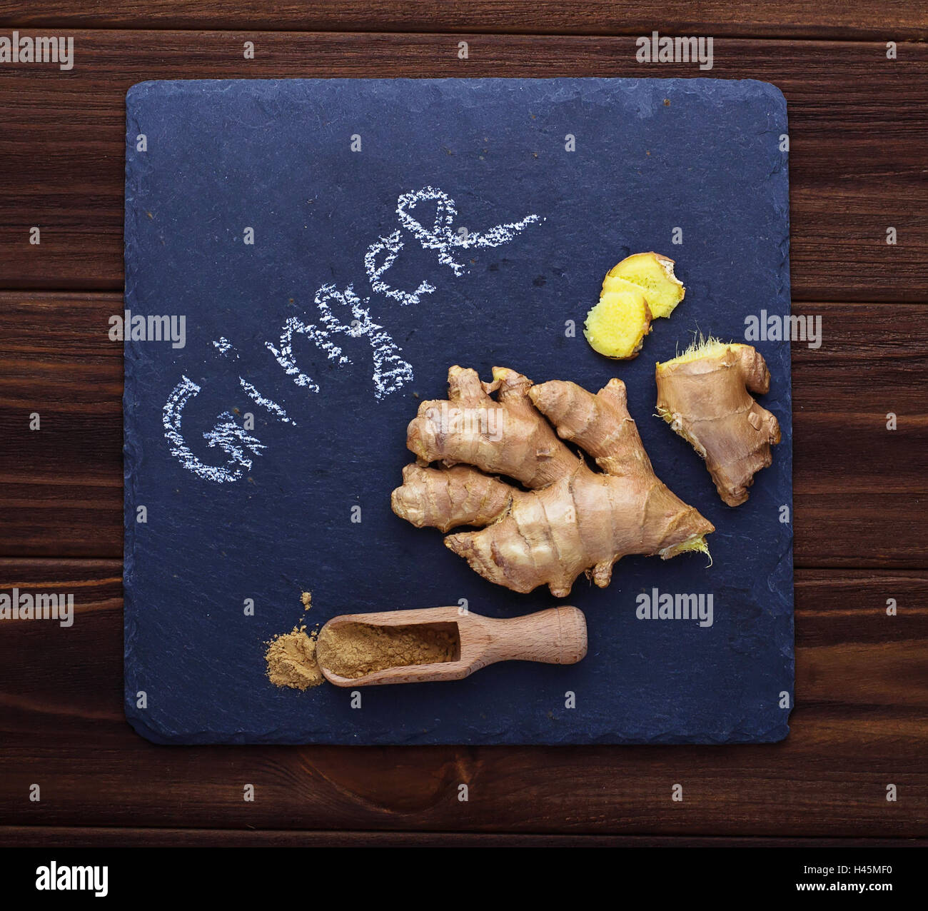 Ingwer-Wurzel und Boden Ingwer auf Schiefer Hintergrund. Selektiven Fokus Stockfoto