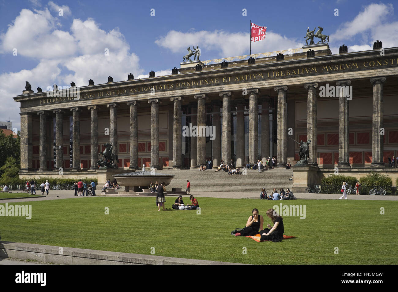 Deutschland, Berlin, altes Museum, Schlossplatz, Tourist, kein Model-Release, Stadt, Hauptstadt, Architektur, Gebäude, Museumsbau, Museumsinsel, Berlin Mitte, Säulen, Sehenswürdigkeit, Person, außerhalb, Tourismus, Sommer, Stockfoto