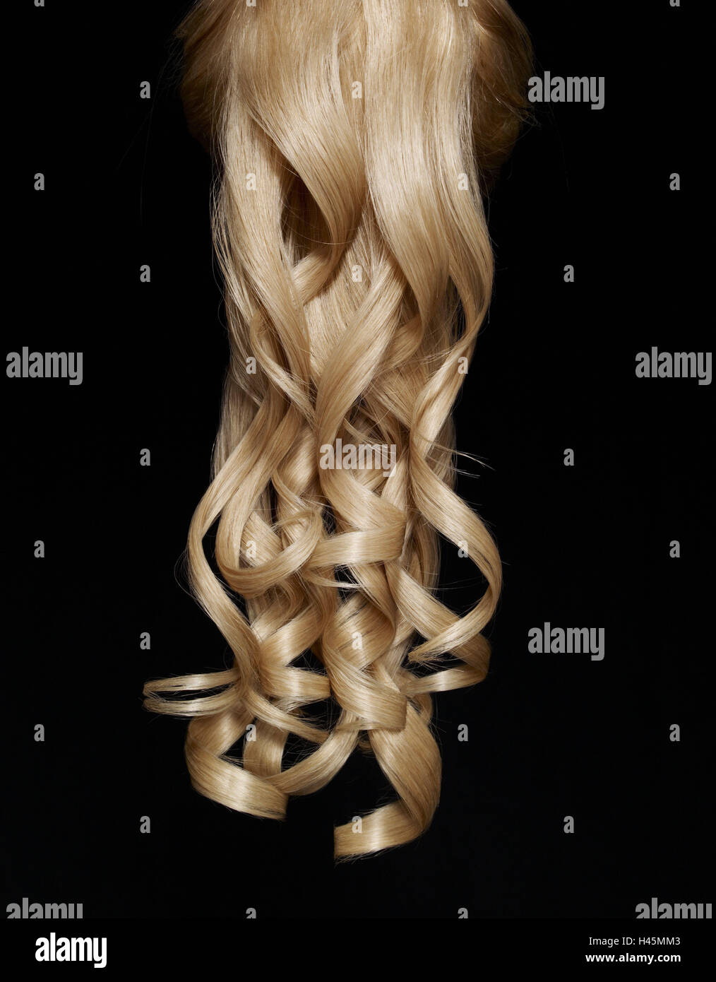 Blonde Haare, lange locken, schwarzer Hintergrund, Stockfoto