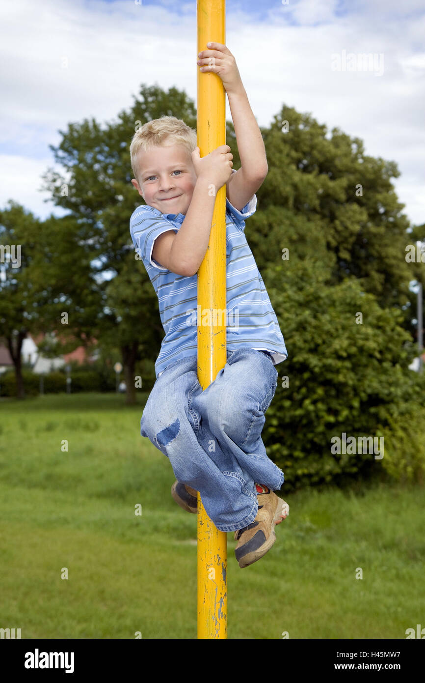 Ein Junge, 5 Jahre alt, auf einem Spielplatz, Steigungen, Stick, model Release, Stockfoto