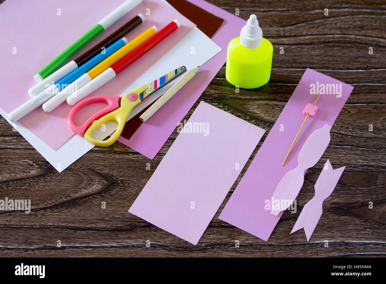 Grußkarte handgemacht Geburtstagstorte mit Sahne. Blatt Papier, Klebstoff,  Schere und einem Spieß auf einem Holztisch. Kinder Kunst Stockfotografie -  Alamy