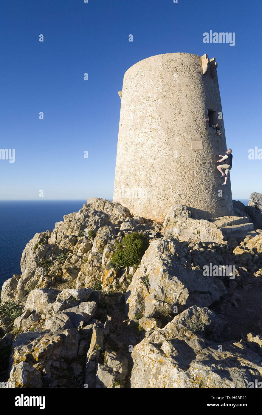 Spanien, Balearen, Mallorca, port de Pollenca, Wachturm Talaia D' Albercutx, Touristen, Aufstieg, Ziel, Ort von Interesse, alt, historisch, Turm, Stein-Turm, rund, Felsen, felsig, Ansicht, oben, hoch, auffallend, Meer, Mittelmeer, Person, Tourismus, Tourist, Stockfoto