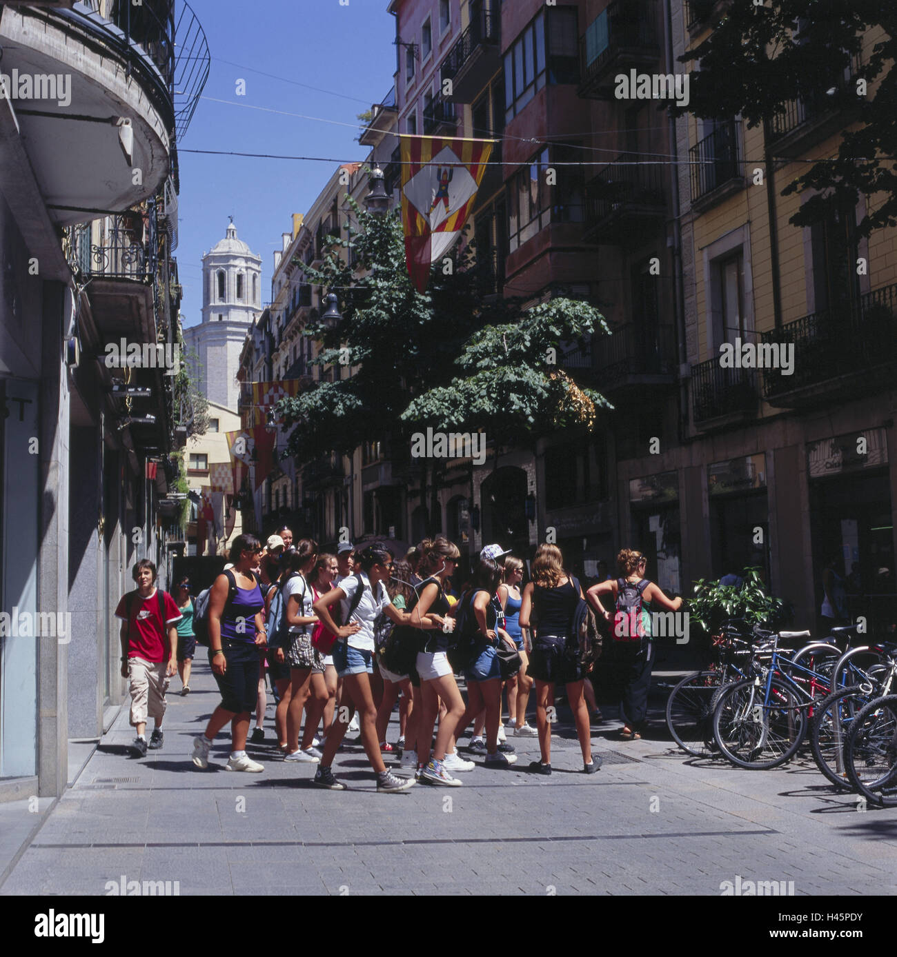 Spanien, Katalonien, Girona, Lane, Tourismus, Stadt, Wohnhäuser, Hausdächer, Old Town, Gebäude, Ort von Interesse, Reiseziel, Tourismus, Architektur, Turm, Person, Stockfoto