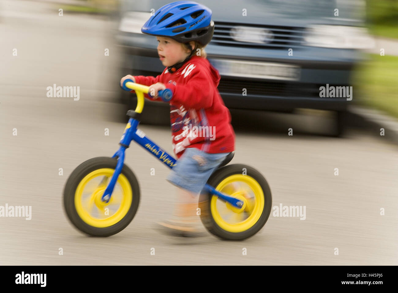 Junge, Fahrradhelm, Laufrad, Laufwerke, auf die Seite, Auto, Unschärfe,  Serie, Kind, Kind, Kindheit, glücklich, 2-3 Jahre, Schutz Helm, Freizeit,  draußen, Bewegung Motorik Gleichgewicht, Prozess, Fortbewegung,  Geschwindigkeit, Geschwindigkeit ...