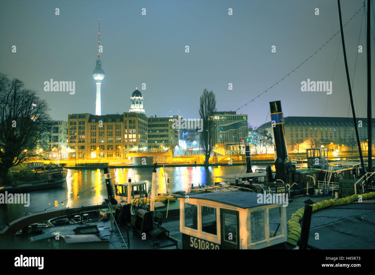 Deutschland, Berlin, Stadt Blick, der Spree, Fernsehturm, Nacht, Stockfoto