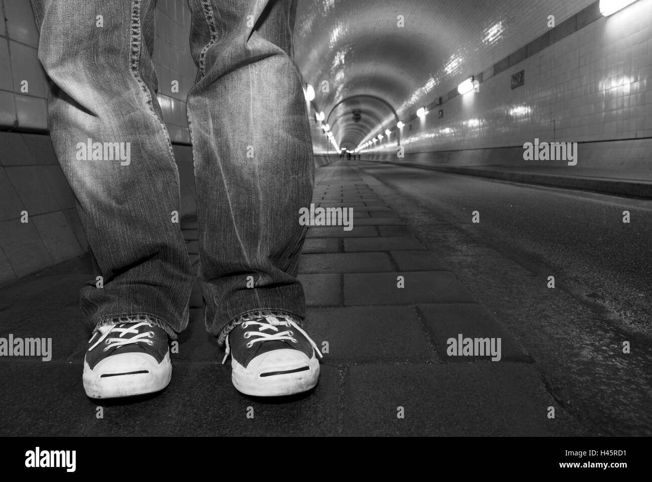 Tunnel, Person, Detail, Füße, Sneaker, s/w, Stockfoto