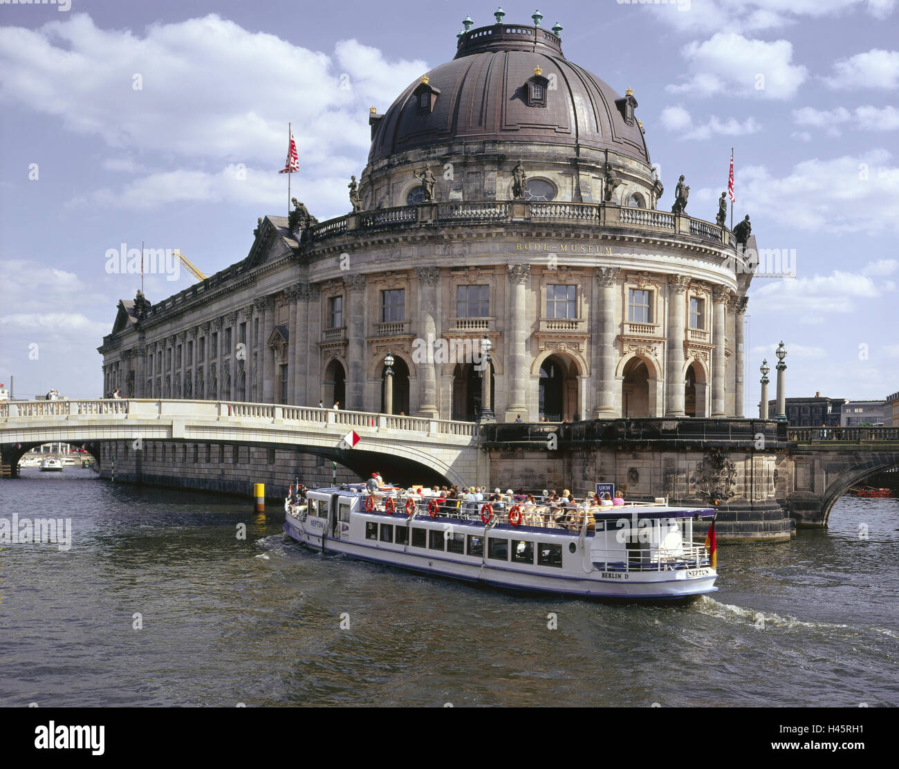 Deutschland, Berlin, Museumsinsel, Bode Museum, Fluss Spree Urlaub Schiff, Europa, Stadt, Hauptstadt, Teil Stadt Berlin Mitte, Bodemuseum, barocken Baustil, Museumsbau, Struktur, Architektur, Ort von Interesse, imperial Friedrich-Museum, Kultur, Denkmal, UNESCO-Weltkulturerbe, außen, Schiff, Navigation, Tourismus, Sightseeing, Schiff, Tourist, Person, Stockfoto