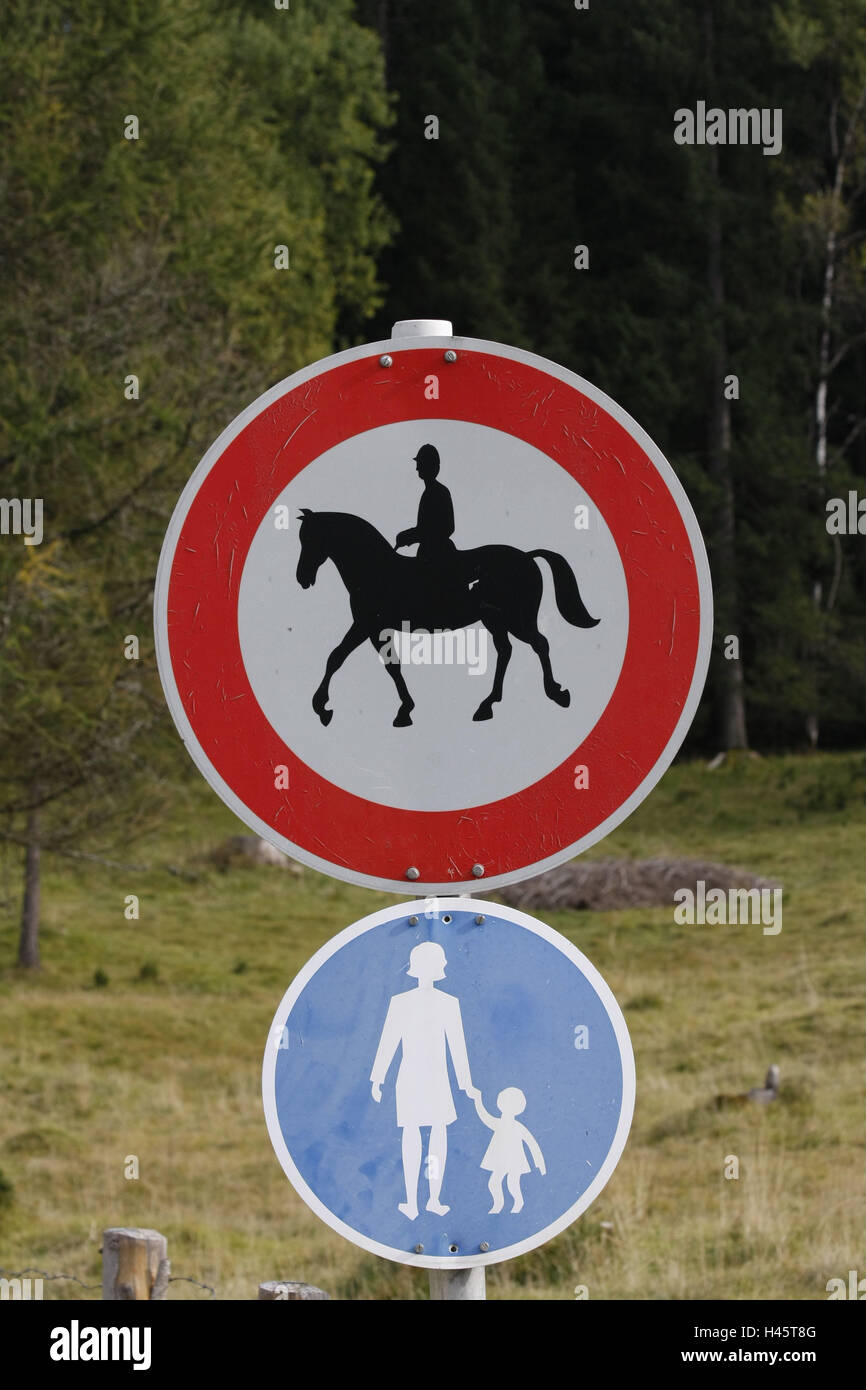 Verkehrszeichen Wanderweg Reiten Verbot Landschaft Holz Reiseziel Tourismus Baume Draussen Natur Pflanzen Freizeit Kein Parkplatz Schild Bluten Wanderweg Draussen Menschenleer Stockfotografie Alamy