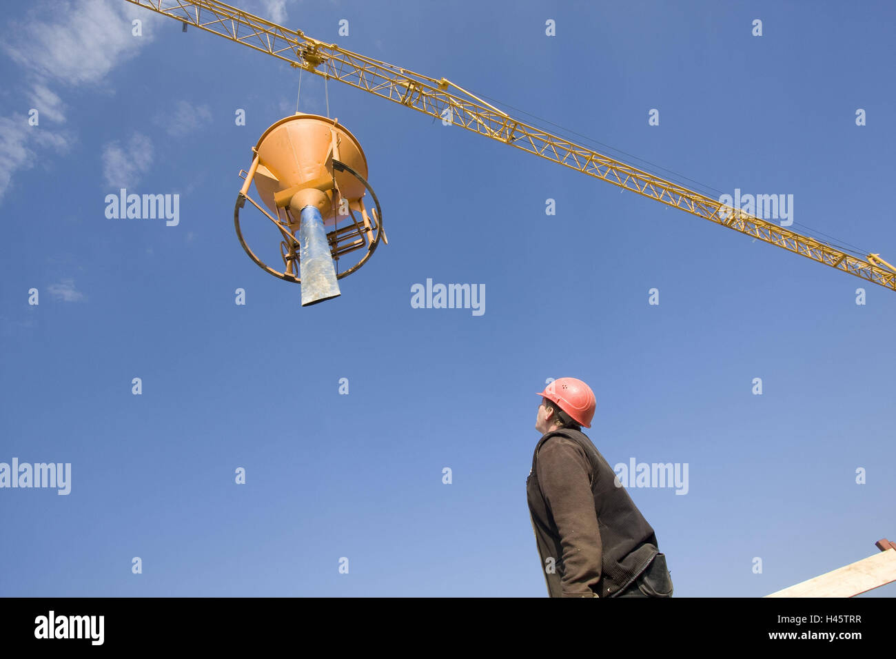 Männer bei der Arbeit, Kran, Mörtel Bombe, Arbeiter, Bau, Baukran, Kran Dolmetscher, Besetzung, Bauarbeiter, Mann, Person, Arbeit, Helm, Schutzhelm, Schutzhelm, rot, Schutz, konkrete Bombe, Mörtel Bombe, Betonwanne, konkrete Haufen, Baustoff, Beton, Stockfoto