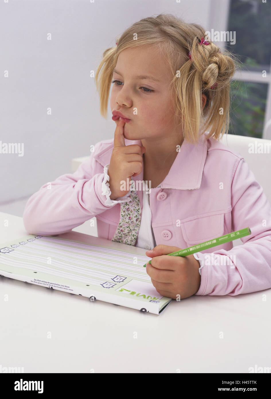 Tisch, Mädchen, nachdenklich, Stift, Notebook, schreiben, Hausaufgaben, Porträt, Person, Kind, Blond, Frisur, Zöpfe, Schulkind, Schülerin, primäre Schüler, Erstklässler, atomare, biologische und chemische Torschütze, sitzt, lernt, Praxis, schreiben üben, Schularbeiten, Farbstift, Schulheft, betrachten, Kindheit, Bildung, Schulbildung, Zeitraum Leben, Schulzeit, Schulpflicht, Left-hander, Linkshändigkeit, Problem, Reflektor Abbildung Schriftart, Reflektor-falsch, zu Hause, innen Stockfoto