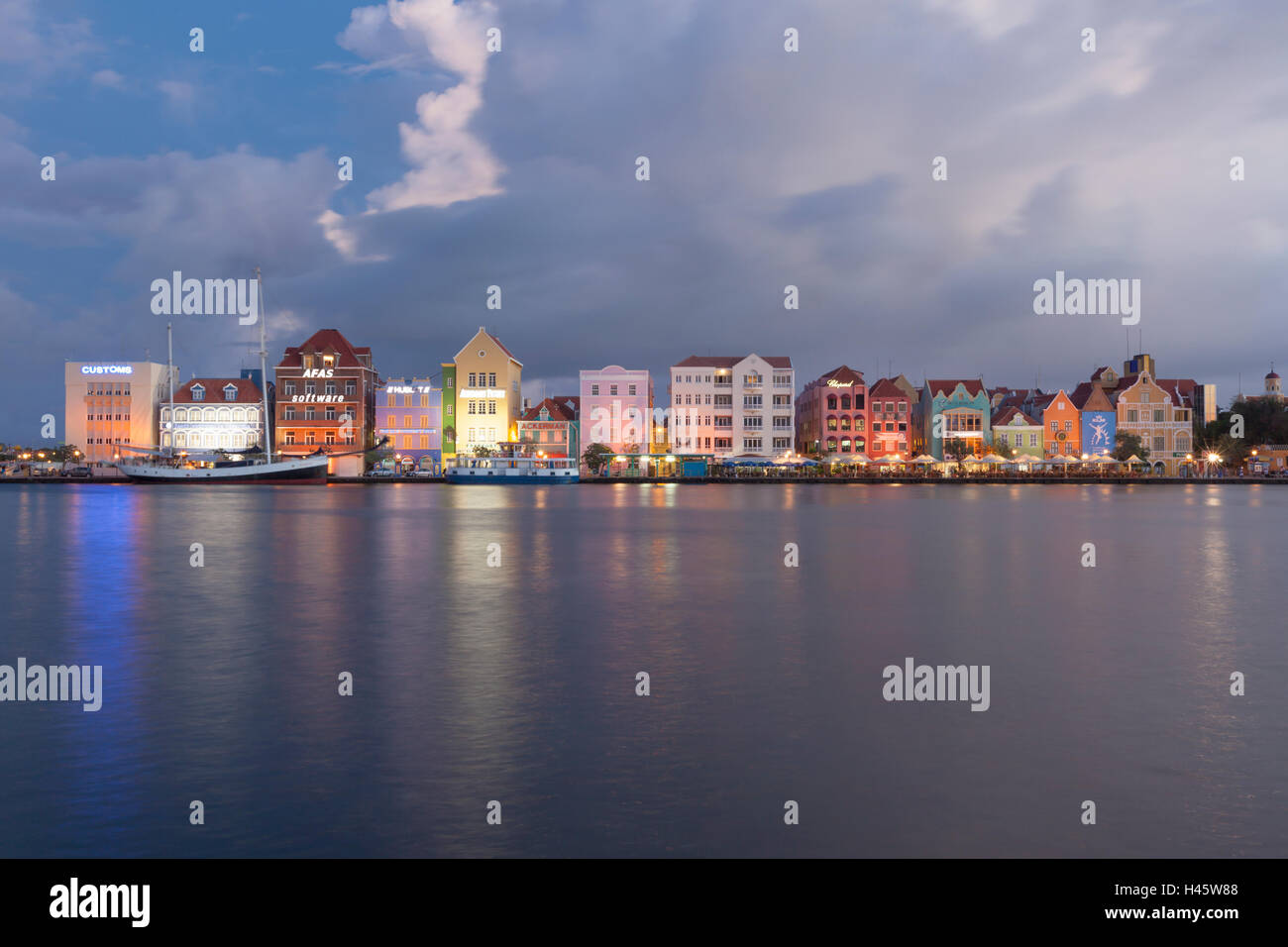 Bunte Häuser am Handelskade, Willemstad, Curacao, in der Nacht. Langzeitbelichtung geschossen. Stockfoto