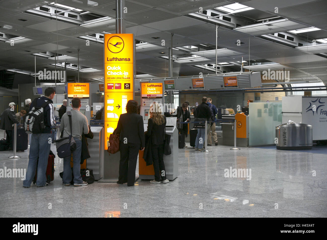 Last Minute Schalter Frankfurt Flughafen öffnungszeiten Flughafen check in schalter -Fotos und -Bildmaterial in hoher Auflösung