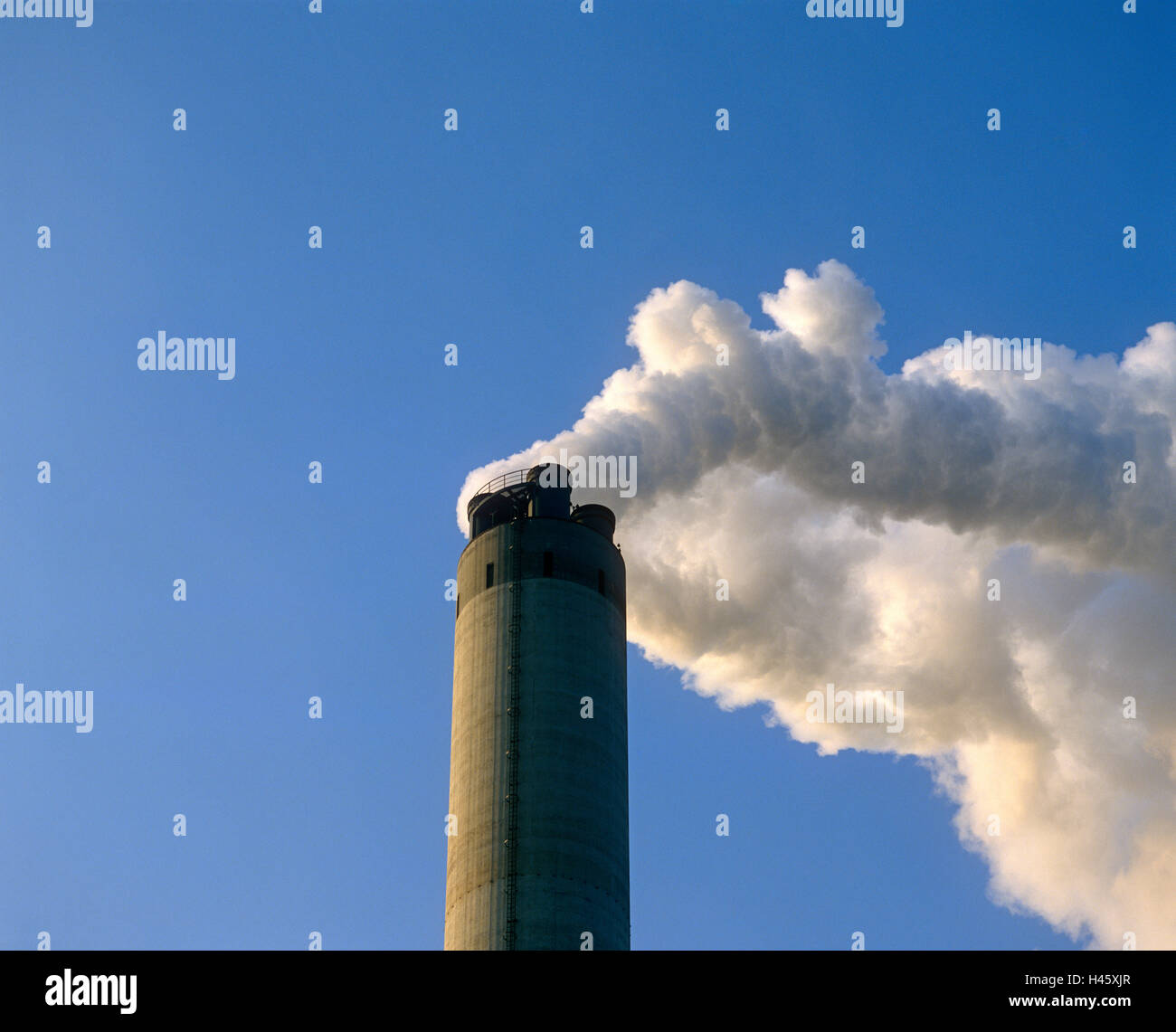Rauch aus einem industriellen Turm Stockfoto