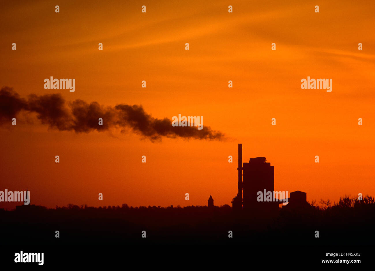 Sonnenuntergang über Industriegelände Stockfoto